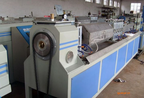 PE Plastic Pipe Extrusion Line Carbon Spiral Reinforcing Single Screw Extruder